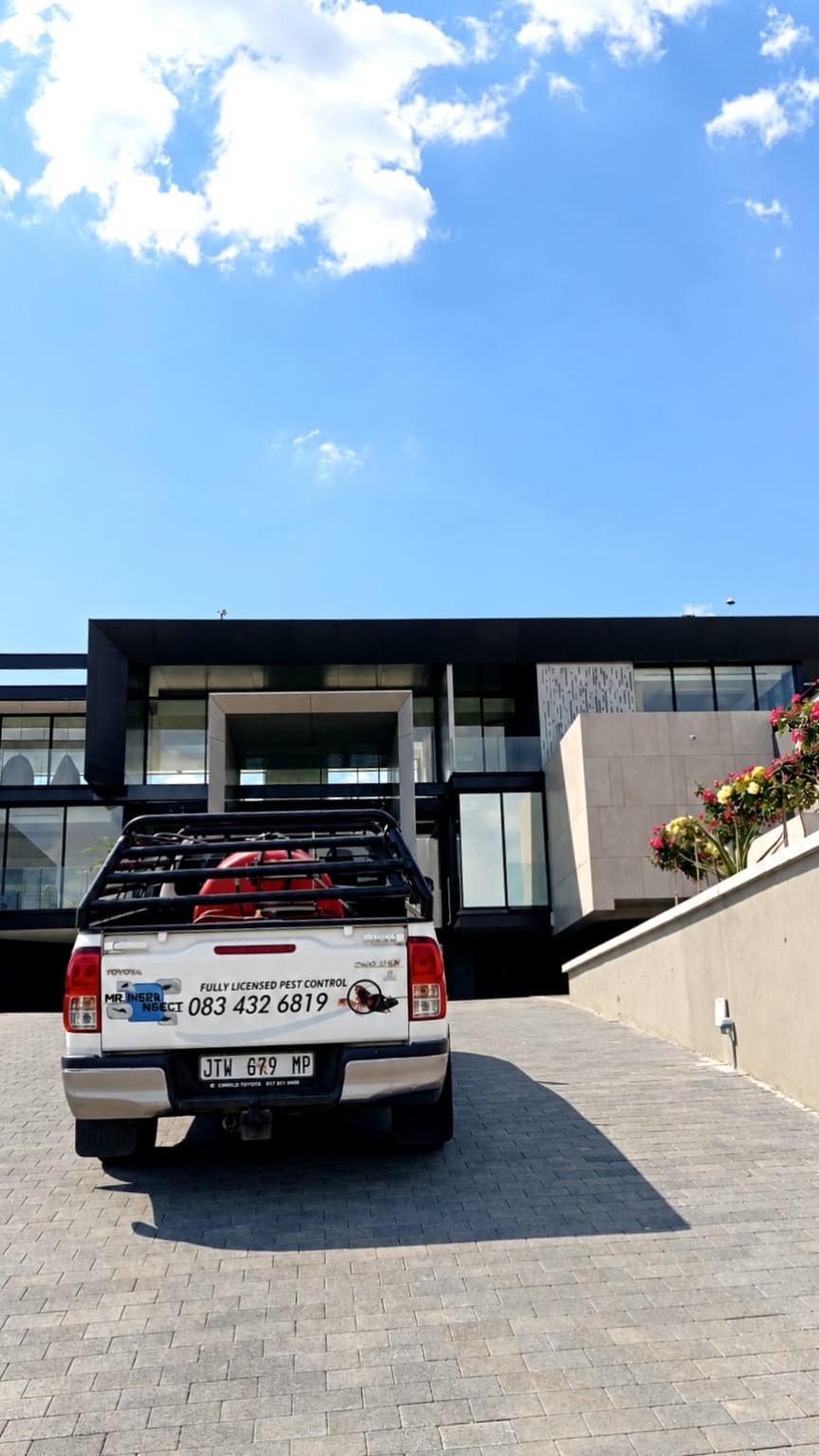 Mr. Weed & Insect service vehicle on site in Mooikloof